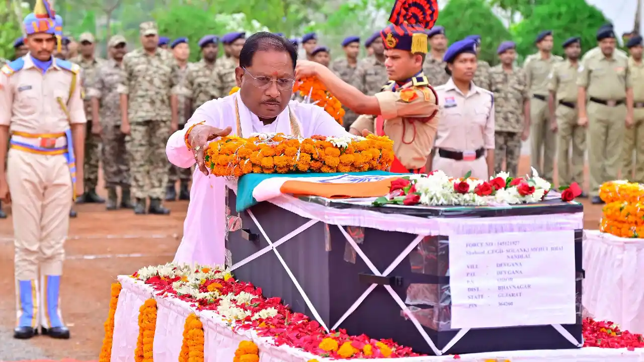 मुख्यमंत्री ने नक्सल मुठभेड़ में शहीद जवान मेहुल भाई को दी श... - CG Sandesh
