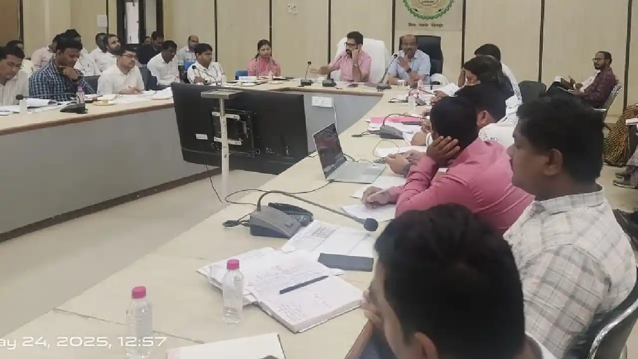 महासमुंद : पंचायत एवं ग्रामीण विकास विभाग की योजनाओं की समीक... - CG Sandesh