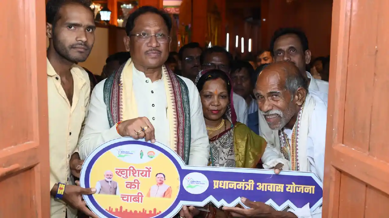 CG : मुख्यमंत्री ने दोकड़ा में पीएम आवास योजना के हितग्राही स... - CG Sandesh