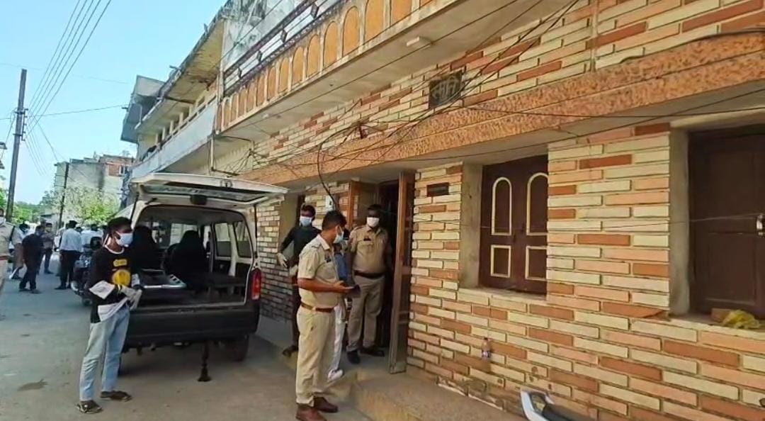 CG : घर में मिली बुजुर्ग दंपत्ति की लाश, संपर्क नहीं होने पर बेटे ने पड़ोसियों से तुड़वाया दरवाजा, जांच में जुटी पुलिस