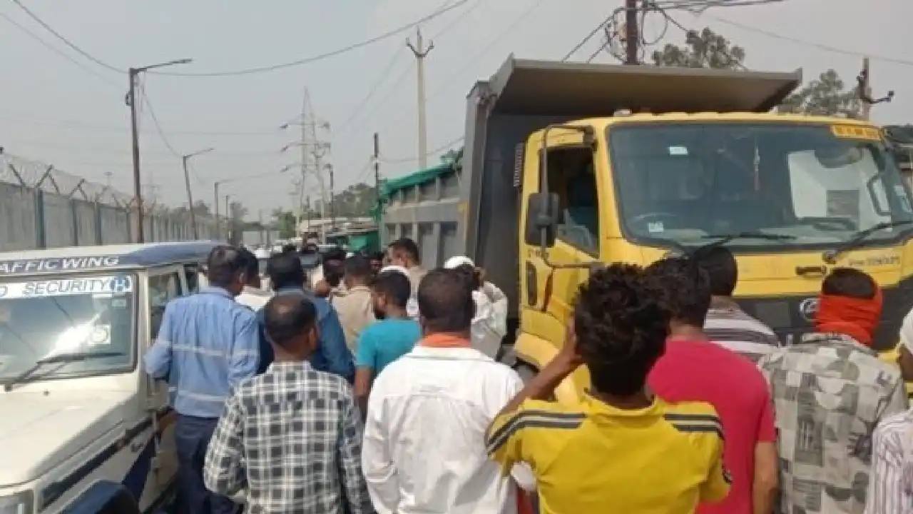 CG : रेत परिवहन कर रहे मिनी ट्रक की चपेट में आने से बाइक सवा... - CG Sandesh