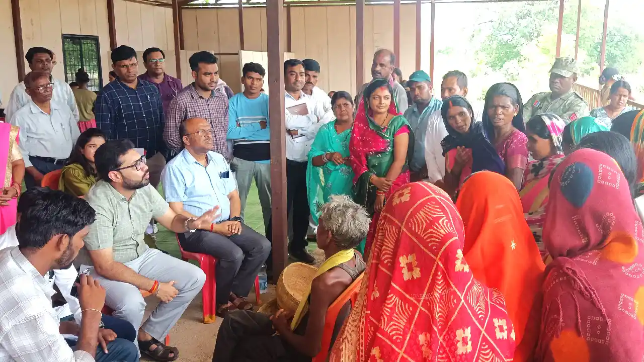 बागबाहरा : कलेक्टर ने कमार बस्तियों में मूलभूत सुविधा उपलब्ध... - CG Sandesh