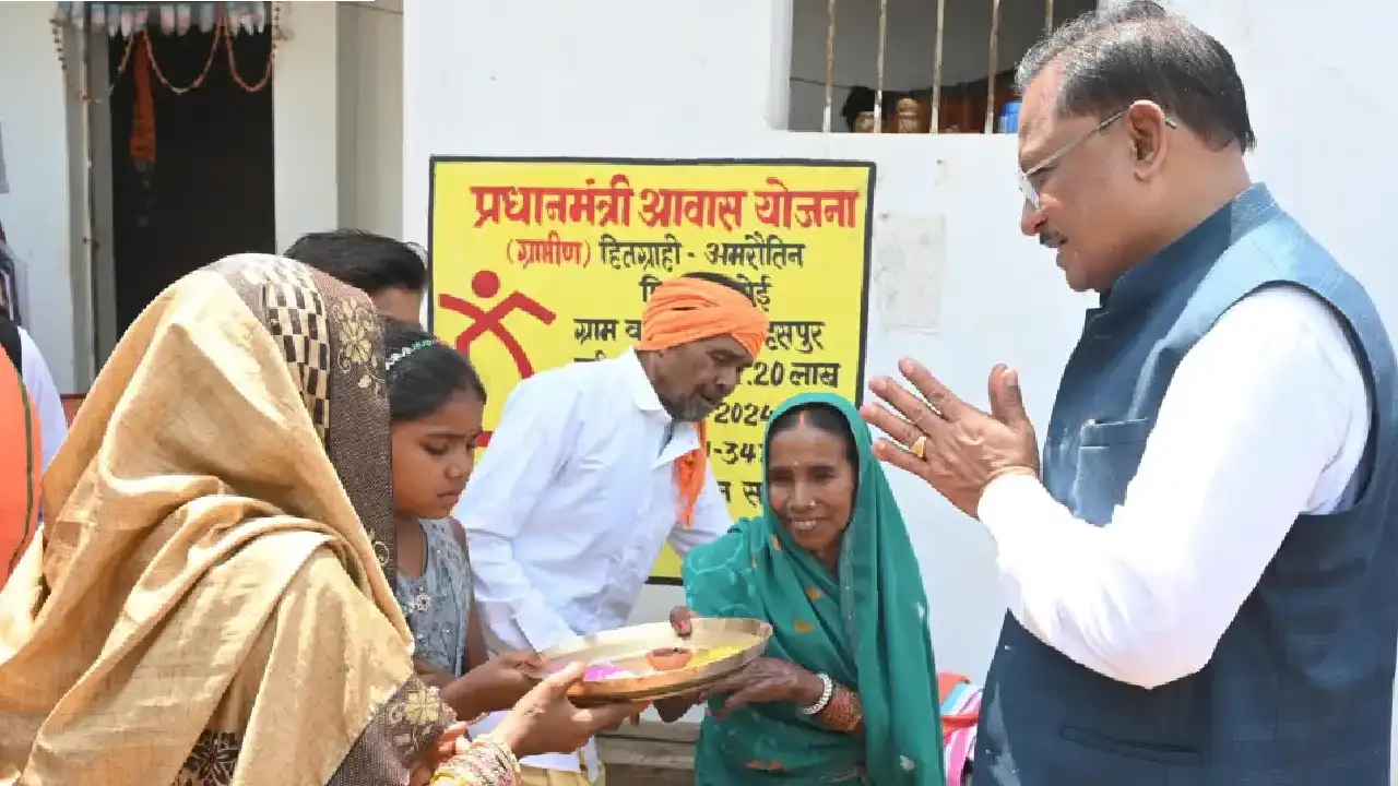 पीएम आवास योजना की हितग्राही अमरौतीन साहू के अतिथि बने मुख्य... - CG Sandesh