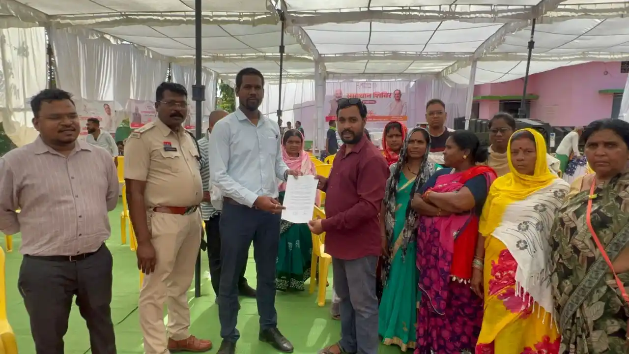 पिथौरा : सीईओ जिपं को चूड़ी फीता और स्त्री श्रृंगार सामग्री ... - CG Sandesh