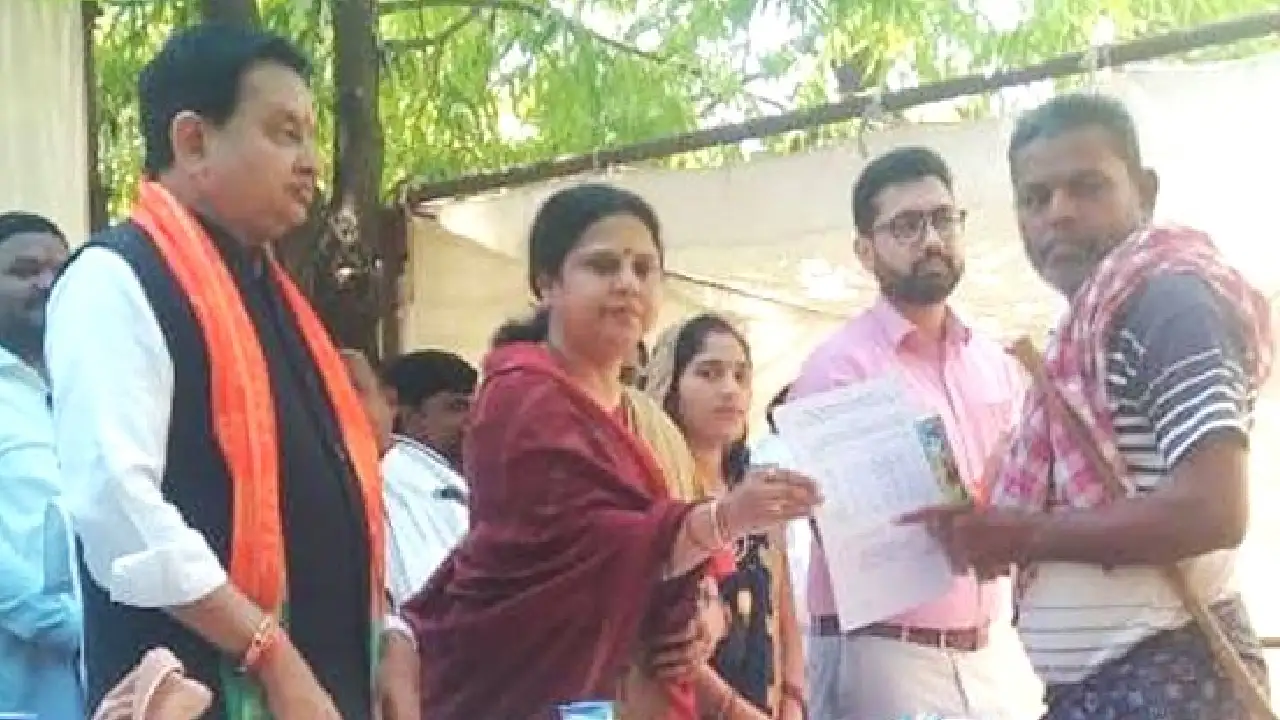 महासमुंद : समाधान शिविर में 12 हितग्राहियों को मिली पेंशन स्... - CG Sandesh