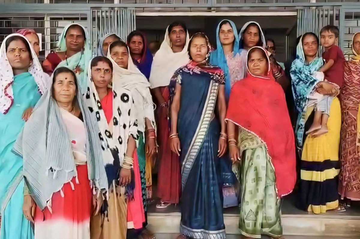 महासमुंद : सचिव को हटाने की मांग को लेकर कलेक्टर के पास पहुंचे ग्रामीण, कहा - आत्महत्या करने की धमकी देती है