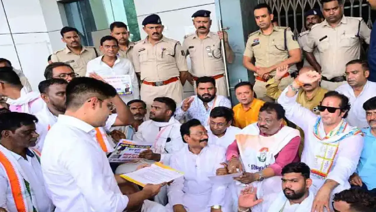 CG : HSRP नंबर प्लेट लगवाने की व्यवस्था में सुधार को लेकर कांग्रेस का प्रदर्शन, RTO ऑफिस का किया घेराव. 