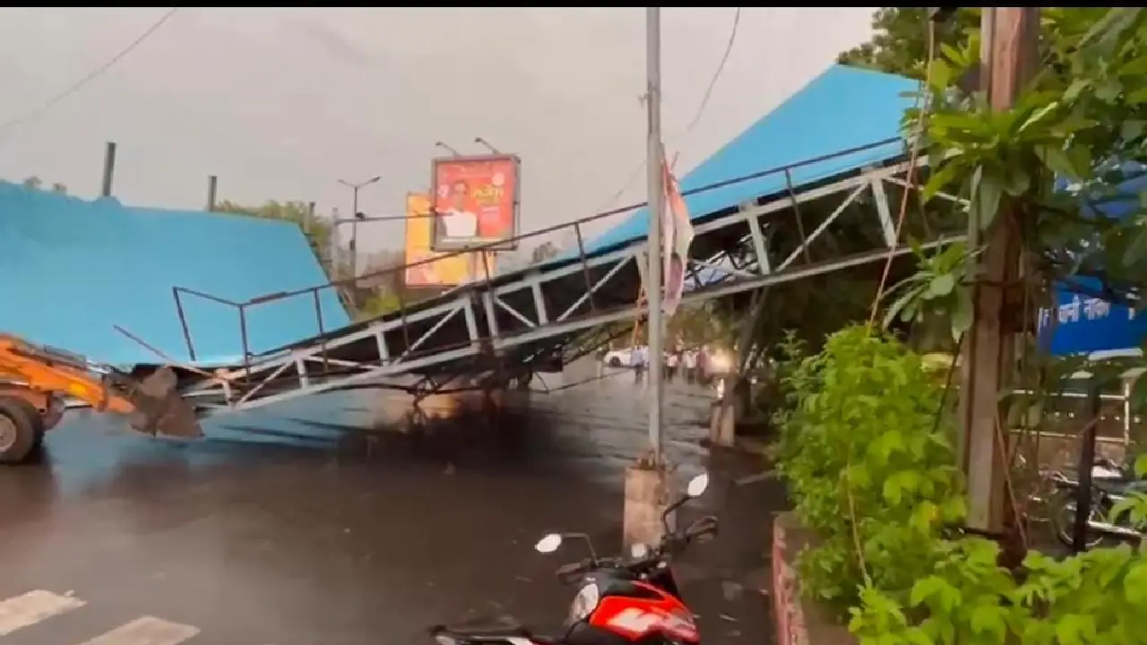 राजधानी रायपुर के देवेंद्र नगर में गिरा शेड, कई कार दबे. 