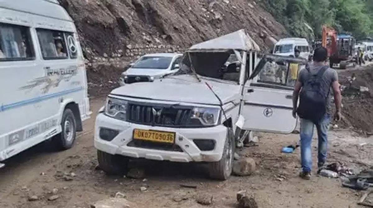 छत्तीसगढ़ से केदारनाथ यात्रा पर जा रहे श्रद्धालुओं की गाड़ी पर गिरा बोल्डर, दो की मौत, परिजनों का रो-रोकर बुरा हाल