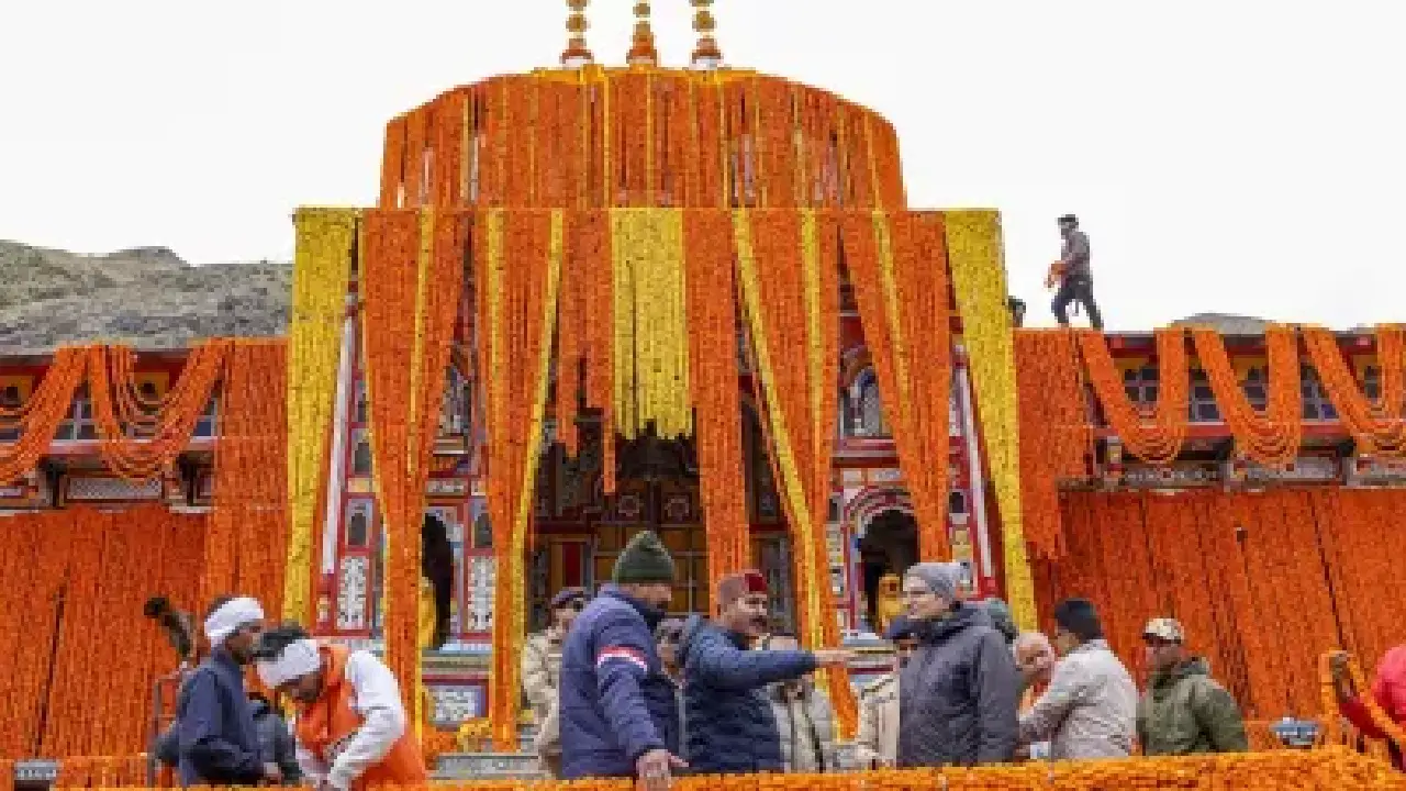 बद्रीनाथ धाम के कपाट खुले, दर्शन के लिए लगा भक्तों का तांता, मंदिर में की गई फूलों की वर्षा. 