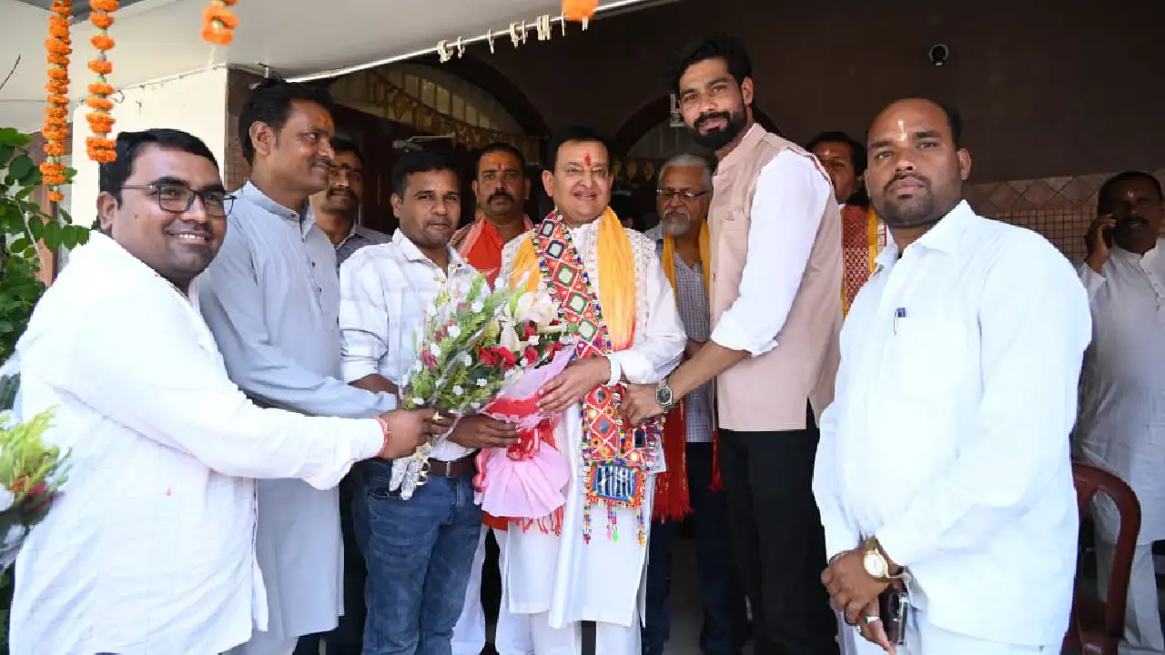 बंजारा समाज के पदाधिकारियों ने बसना विधायक संपत अग्रवाल को ज... - CG Sandesh