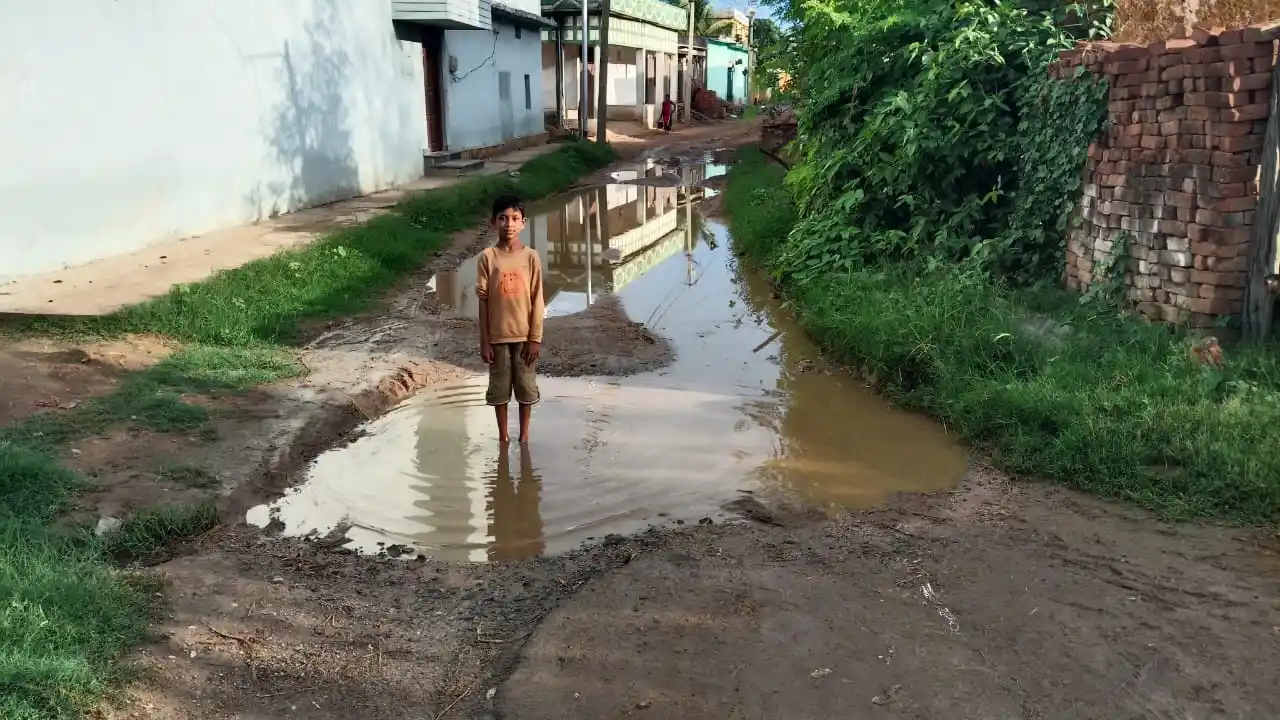 बसना : गली में भरे गंदे पानी के छींटों से छात्रों के होते है... - CG Sandesh