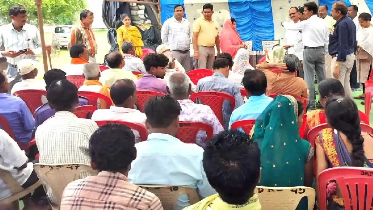 महासमुंद : झालखम्हरिया में कृषि वैज्ञानिकों द्वारा कृषकों को... - CG Sandesh
