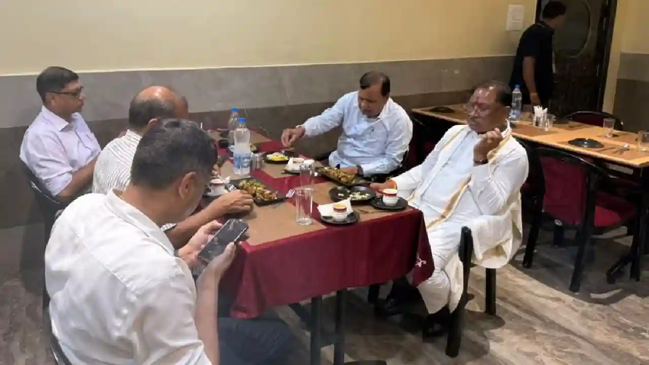 CG : मुख्यमंत्री ने ढाबा में रूककर लिया स्थानीय व्यंजन का स्... - CG Sandesh