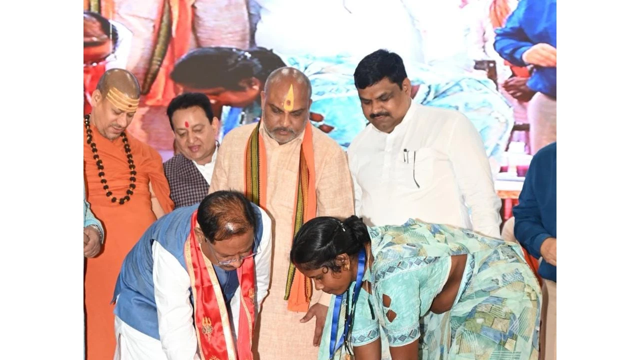 CG : तेंदूपत्ता संग्राहकों के सम्मान में ‘चरण पादुका योजना’ ... - CG Sandesh