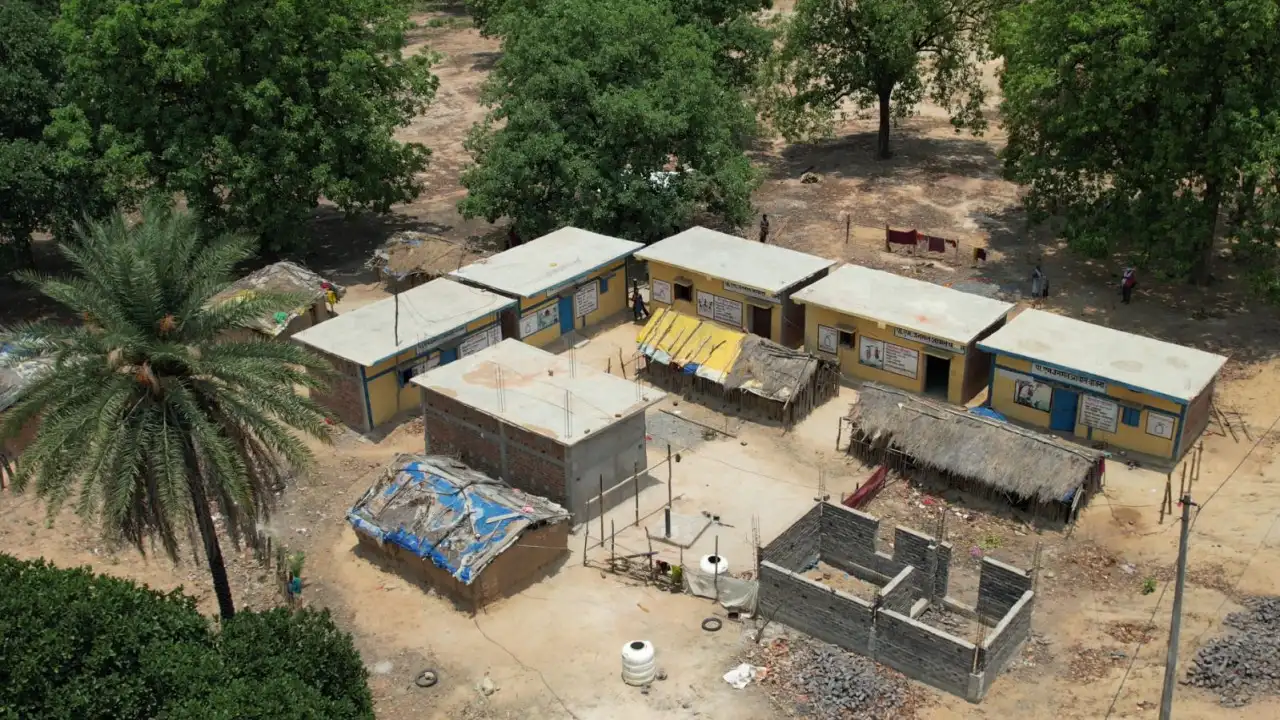 CG : कच्चे घास फूस की झोपडिय़ां अब पक्के मकानों की कालोनी में... - CG Sandesh