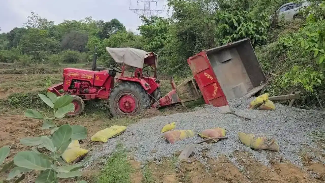 CG : खेत में पलटा ट्रैक्टर, जीजा-साले की दर्दनाक मौत - CG Sandesh