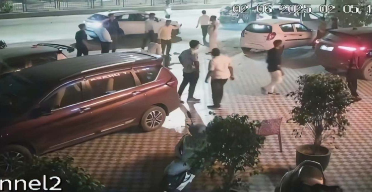 CG : चलती कार से थूकना पड़ा भारी, एक युवक की मौत, दो गंभीर रूप से घायल