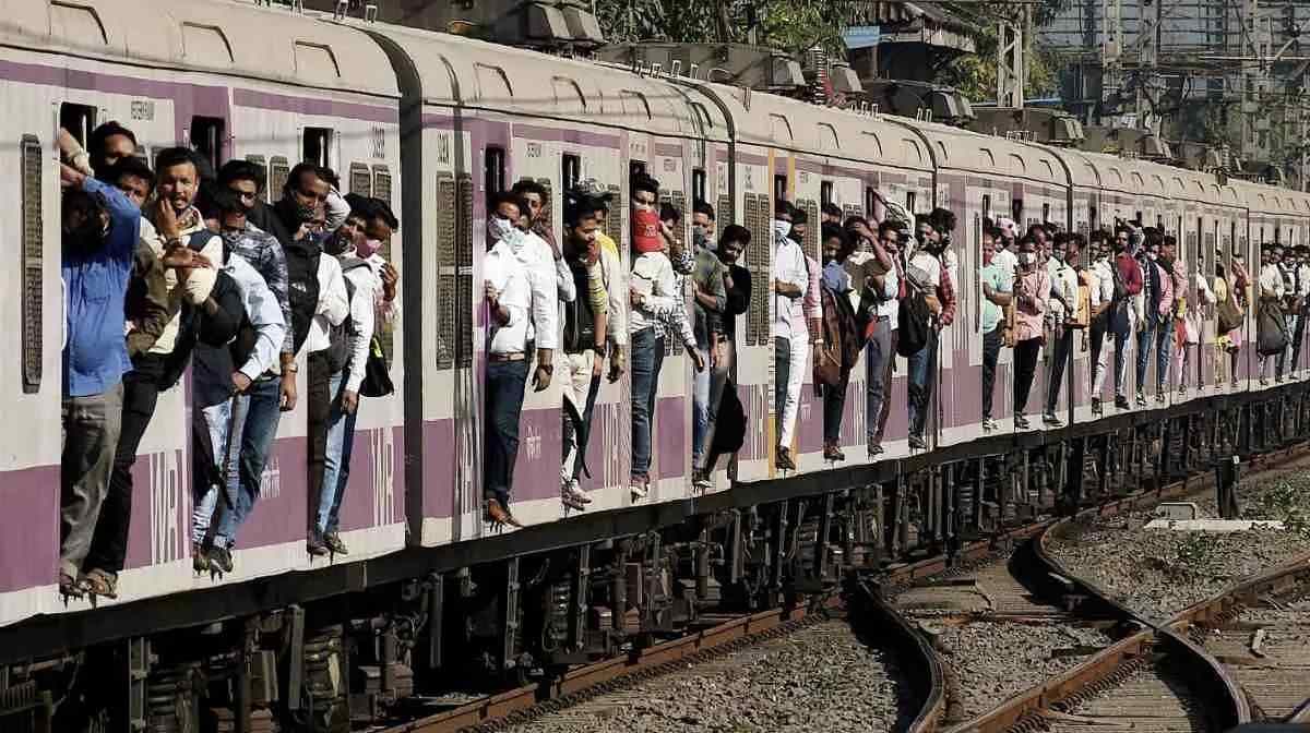 चलती ट्रेन से गिरकर 5 यात्रियों की मौत, कई गंभीर, अत्यधिक भी... - CG Sandesh