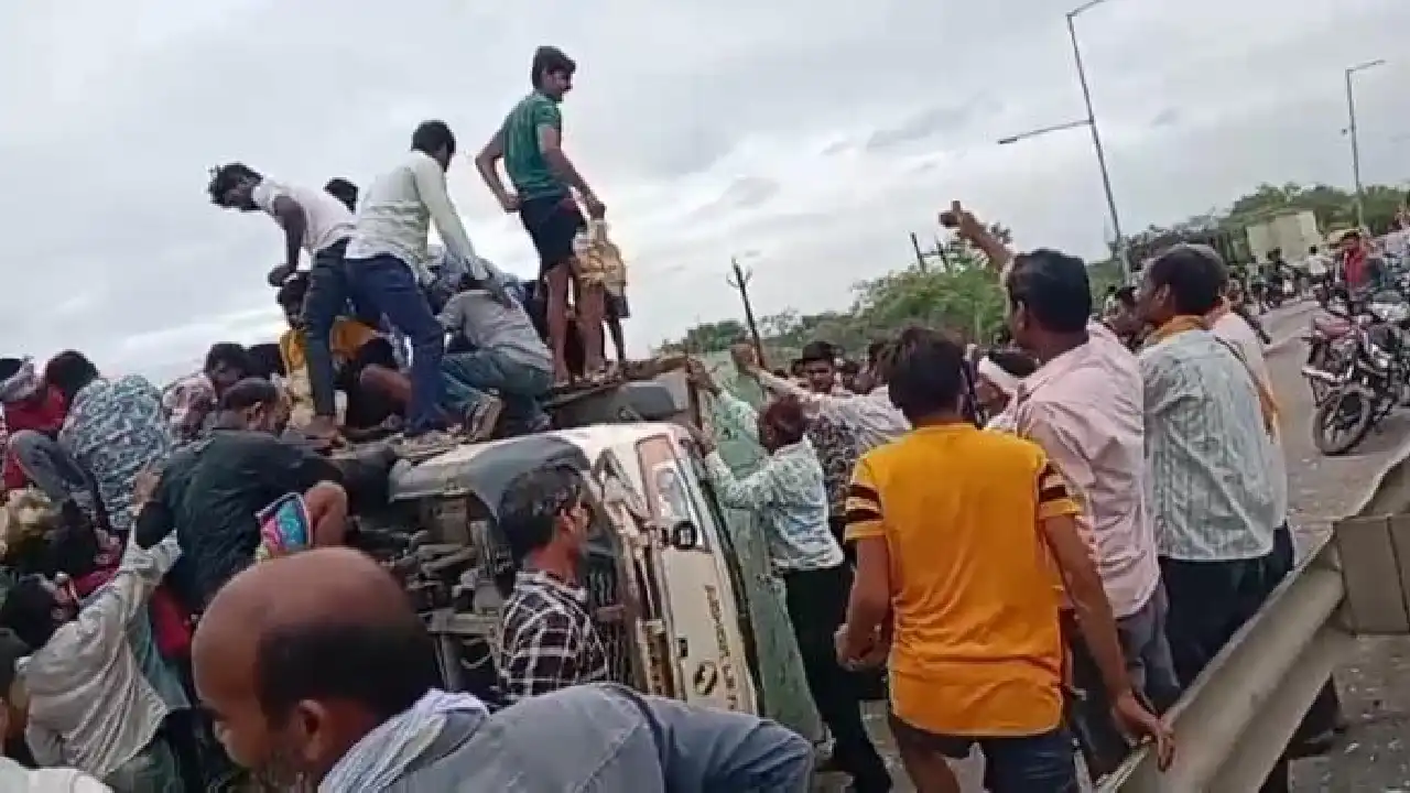 CG : सड़क हादसे में पलटी मुर्गी से भरी गाड़ी, घायल ड्राइवर क... - CG Sandesh