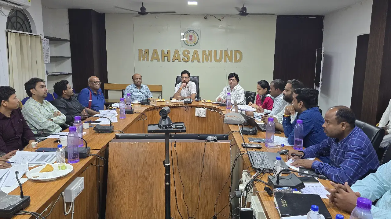 महासमुंद : जिला स्वास्थ्य समिति की बैठक आयुष्मान कार्ड बनाने... - CG Sandesh