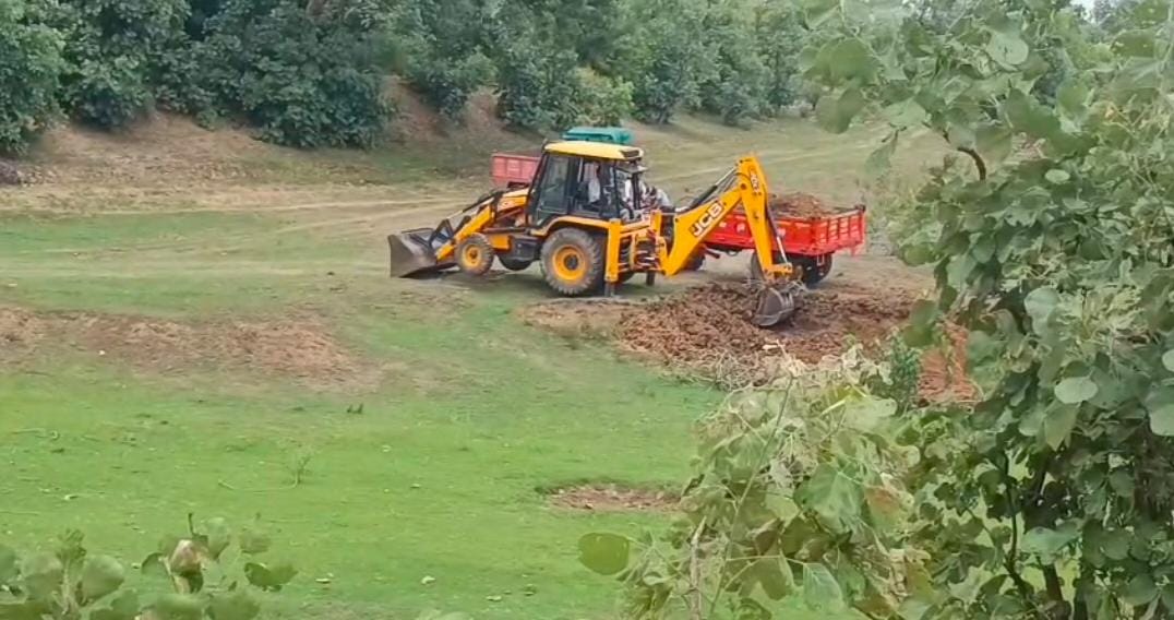 CG: मनरेगा आबंटित भूमि पर मशीन से अवैध मिट्टी खनन, परिवहन पर विभाग मौन