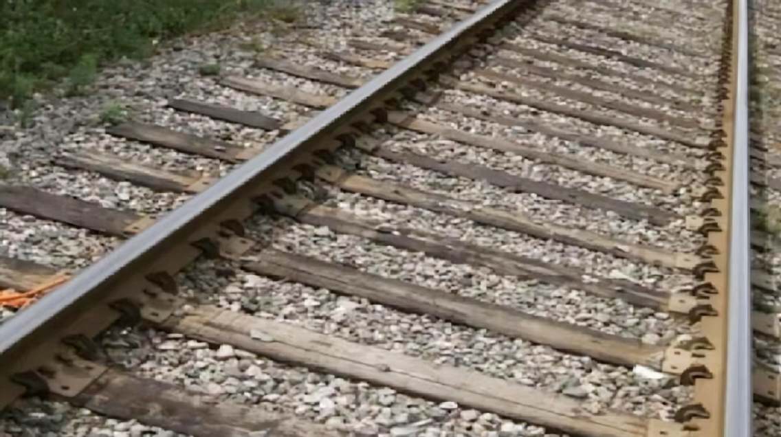 CG : रेलवे ट्रैक पर कूदकर युवक ने दी जान, क्षत विक्षत हालत म... - CG Sandesh