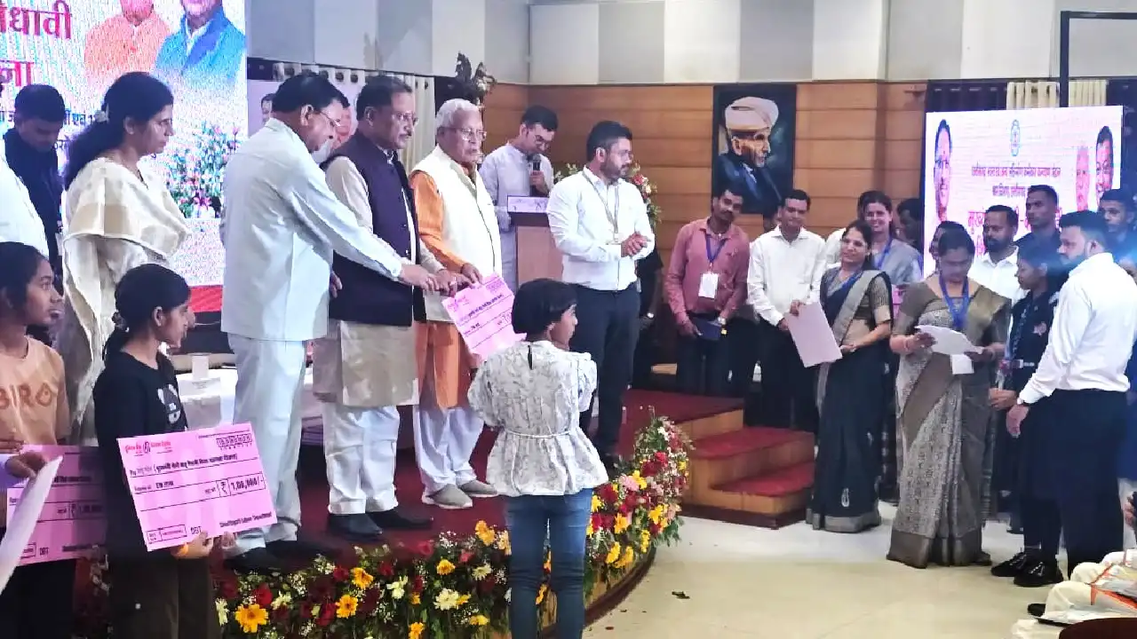 महासमुंद जिले की दो हितग्राहियों को एक-एक लाख रुपये की आर्थि... - CG Sandesh