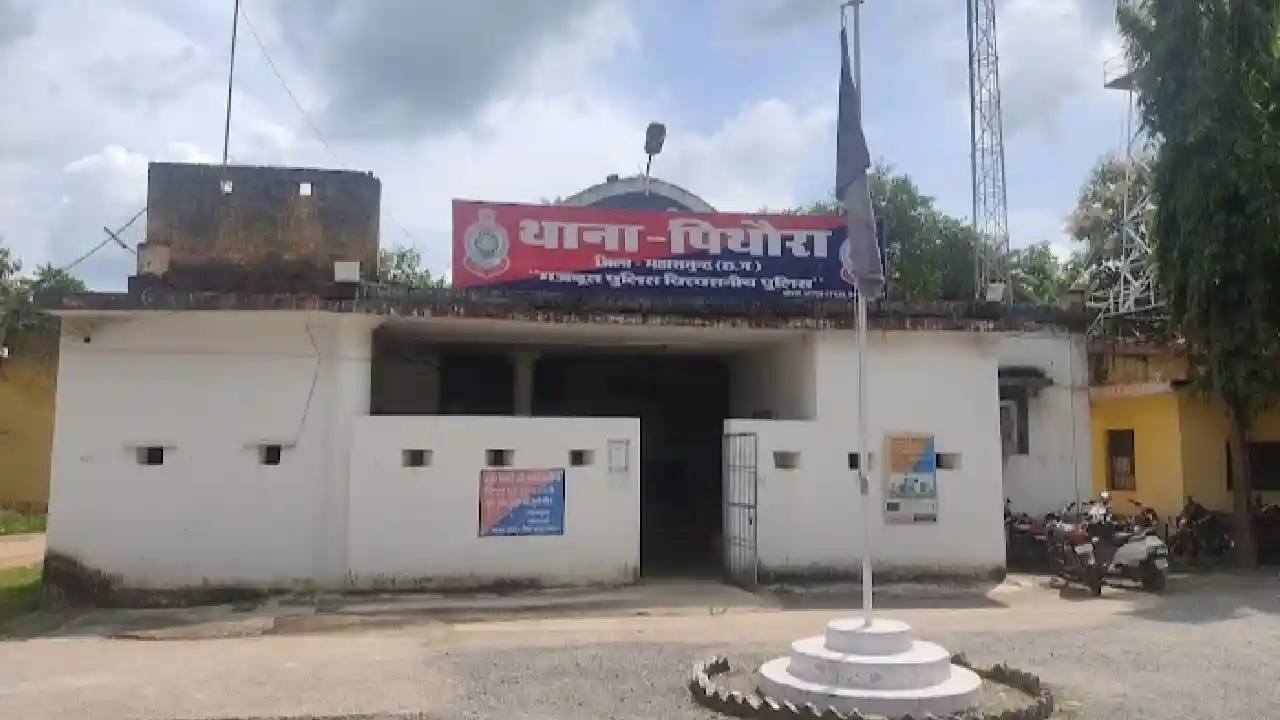 पिथौरा : खपरा छत को तोड़कर घर अंदर घुसकर चोरी करने का प्रयास,... - CG Sandesh