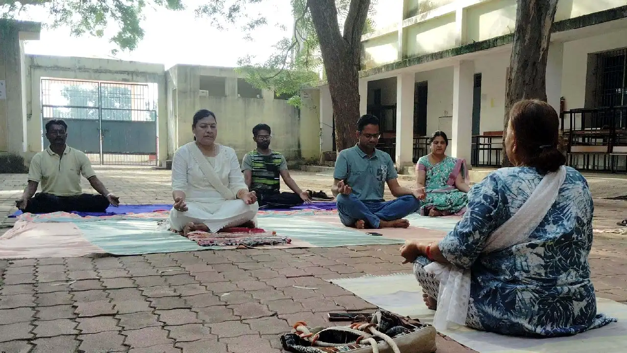 अंतरराष्ट्रीय योग दिवस महर्षि आत्मानंद शासकीय अंग्रेजी माध्य... - CG Sandesh