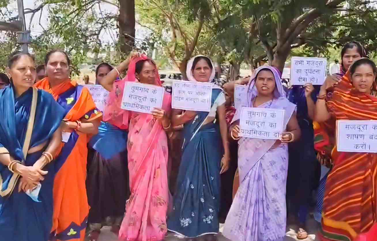 महासमुंद : वामा डेयरी प्राइवेट लिमिटेड के खिलाफ सड़क पर उतरे ग्रामीण, बोले – 421 रुपए की पेमेंट स्लिप काटकर 250 रुपए दे रहे मजदूरी