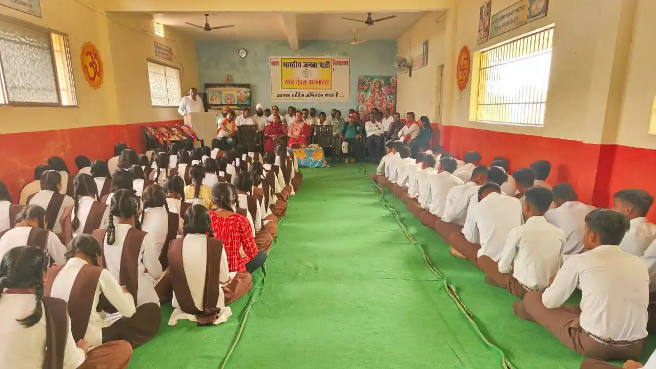 बागबाहरा : आपातकाल की काली यादों को लेकर भाजपा ने किया संविध... - CG Sandesh