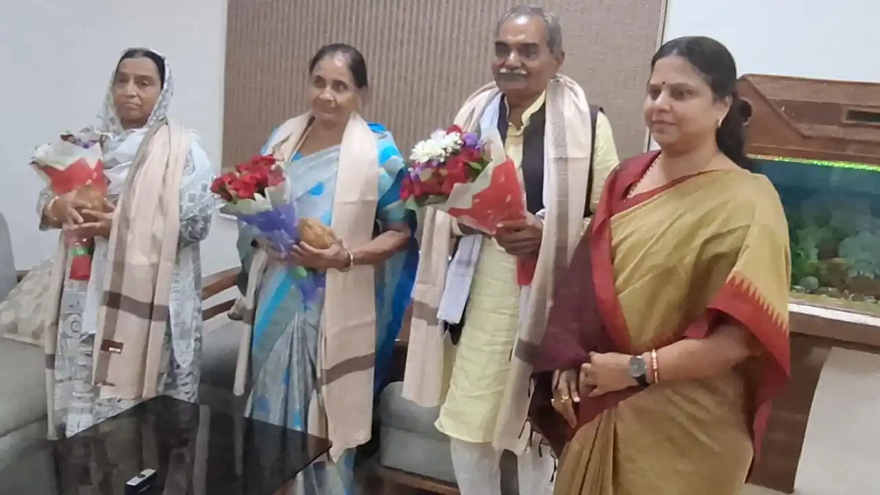 महासमुंद : लोकतंत्र सेनानी (मीसा बंदियों) को किया सांसद रूपक... - CG Sandesh