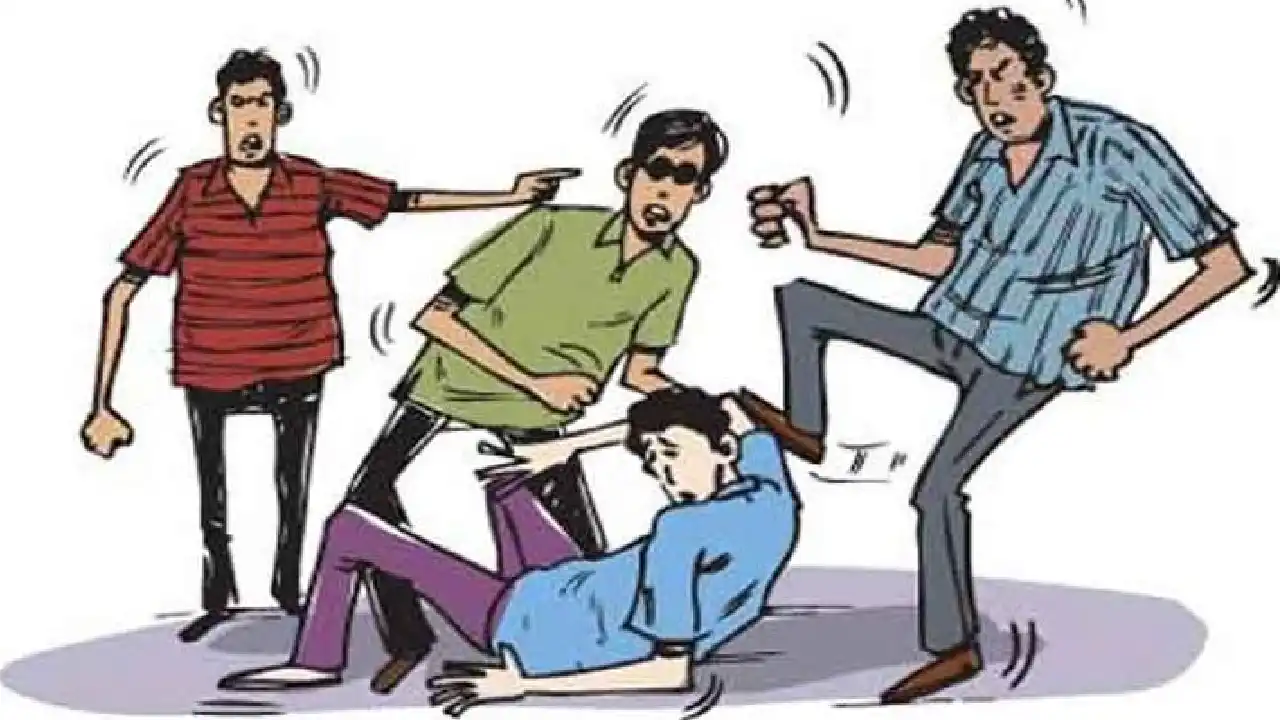 पटेवा : बिना पूछे तोड़ दिया छत का छज्जा, क्यो तोड़ दिए कहने पर... - CG Sandesh
