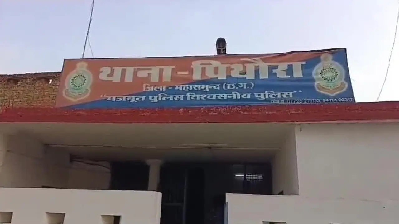 पिथौरा : खेत में जेसीबी, ट्रैक्टर से काम करा रही एक महिला और... - CG Sandesh