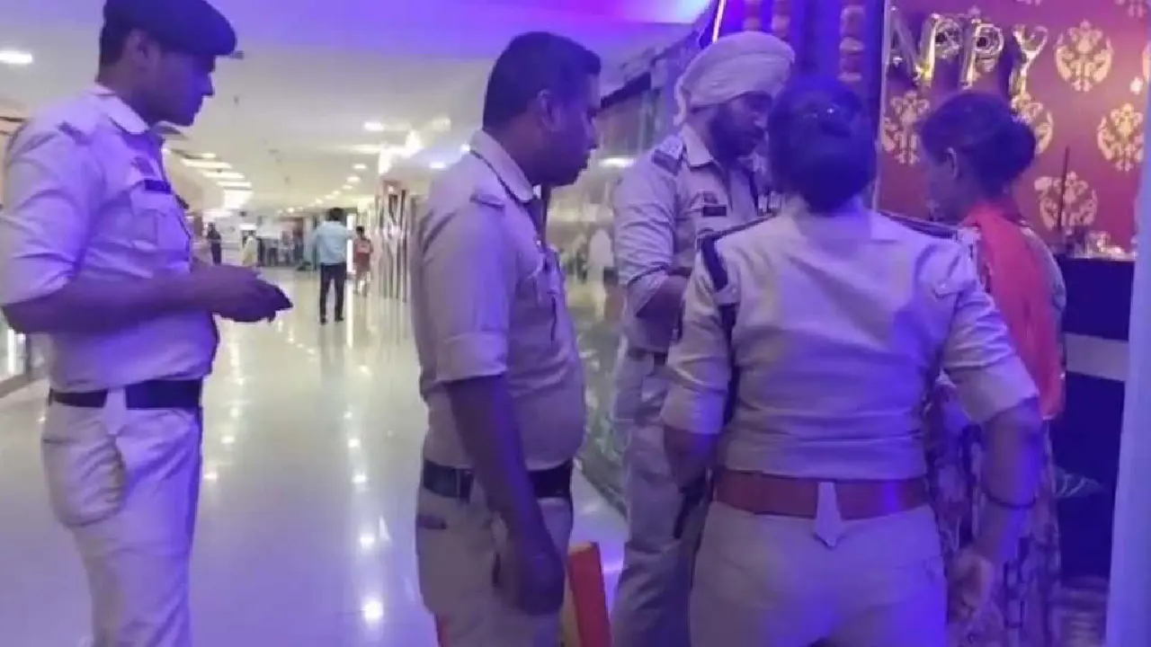 CG : स्पा सेंटर की आड़ में चल रहा था गंदा काम, पुलिस ने मारी... - CG Sandesh