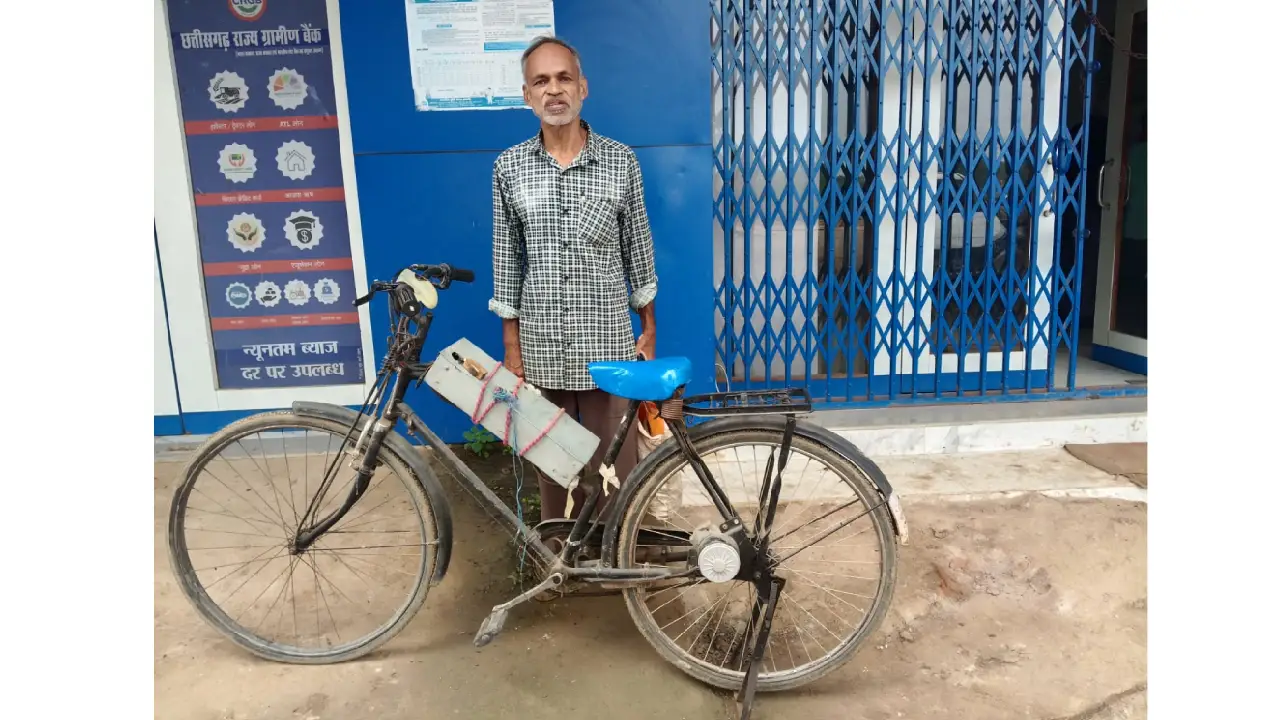 बसना के मैकेनिक ने बनाया पुरानी साइकिल को इलेक्ट्रिक साइकिल,... - CG Sandesh