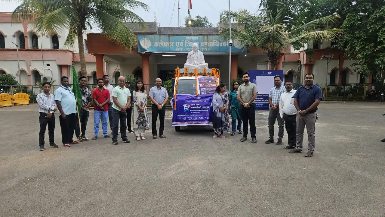 महासमुंद : कलेक्टर ने प्रचार रथ को हरी झंडी दिखाकर किया रवान... - CG Sandesh