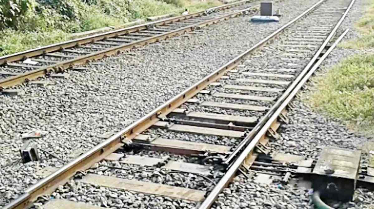 CG : रेलवे ट्रैक पर महिला ने कटकर दे दी जान, एक साल के मासूम... - CG Sandesh