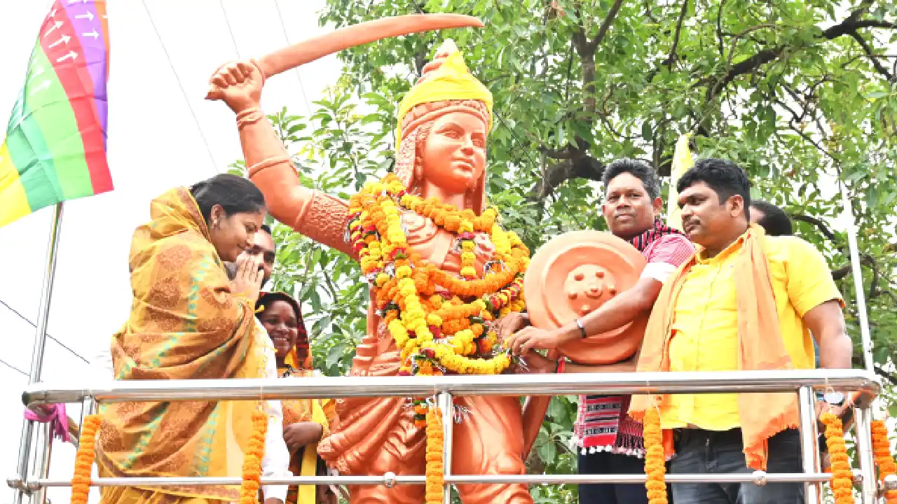 महासमुंद : वीरांगना रानी दुर्गावती शहादत दिवस पर मंत्री लक्ष... - CG Sandesh