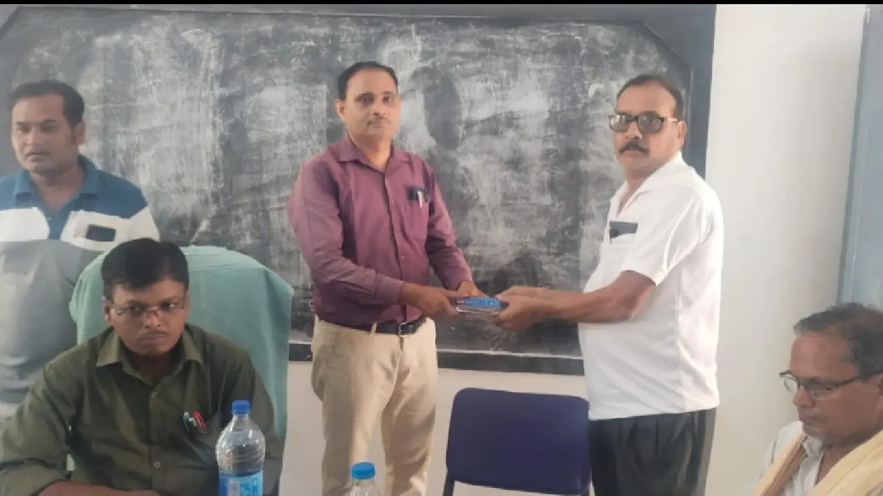 सरायपाली : संकुल केंद्र बाराडोली में संकुल स्तरीय समीक्षा बै... - CG Sandesh