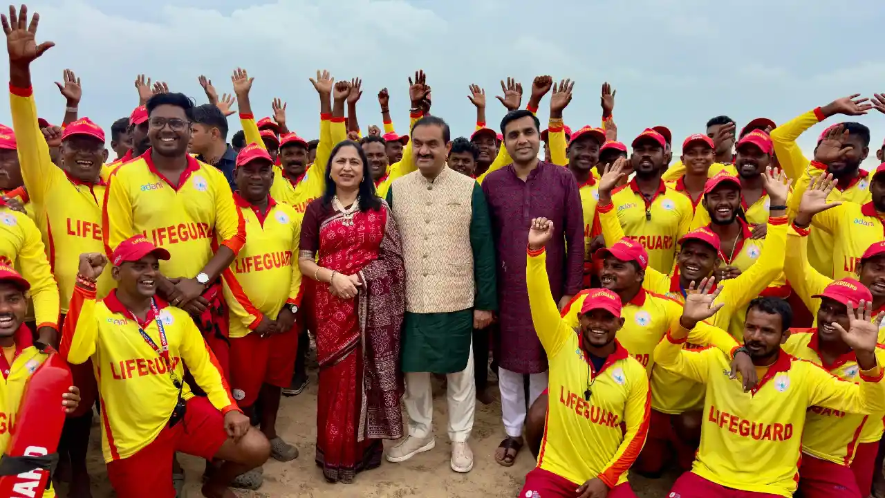 गौतम अदाणी का पुरी तट पर सेवा को सलाम, लाइफ गार्ड्स से की मु... - CG Sandesh