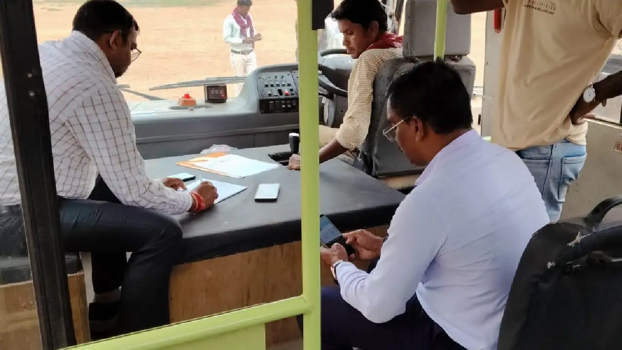 महासमुंद : 44 स्कूल बसों की सघन जांच की गई - CG Sandesh