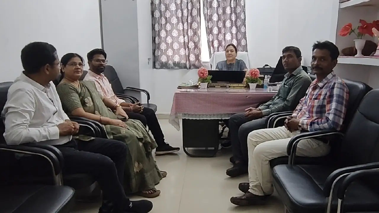 स्वामी आत्मानंद अंग्रेजी माध्यम महाविद्यालय महासमुंद में प्र... - CG Sandesh