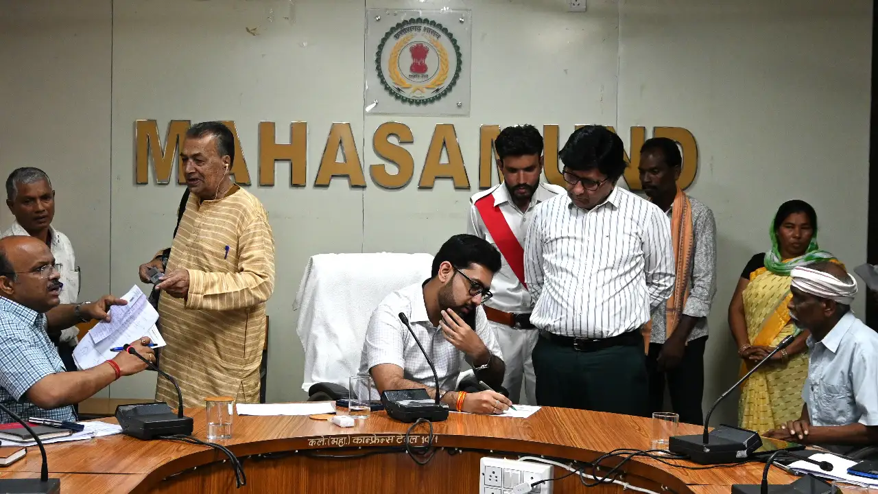 महासमुंद : कलेक्टर लंगेह ने जन चौपाल में सुनी आमजनों की समस्... - CG Sandesh