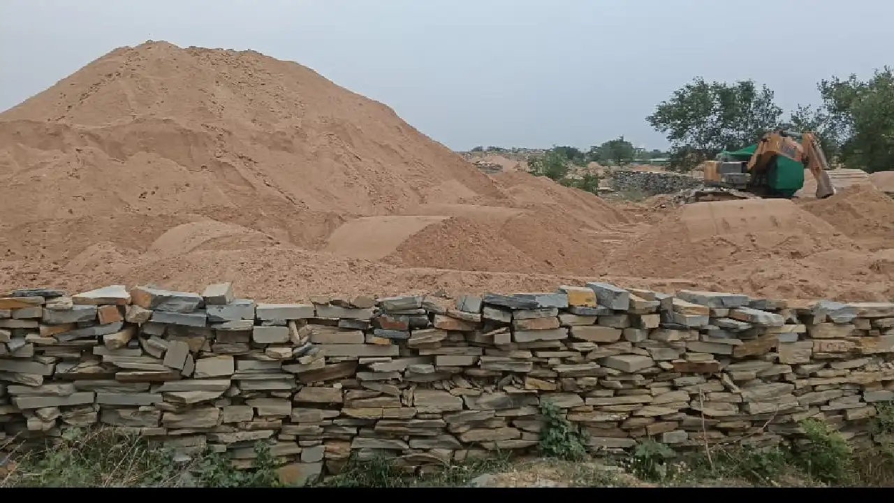 महासमुंद : शासकीय भूमि में 14 स्थानों पर अवैध रेत भंडारित कर... - CG Sandesh