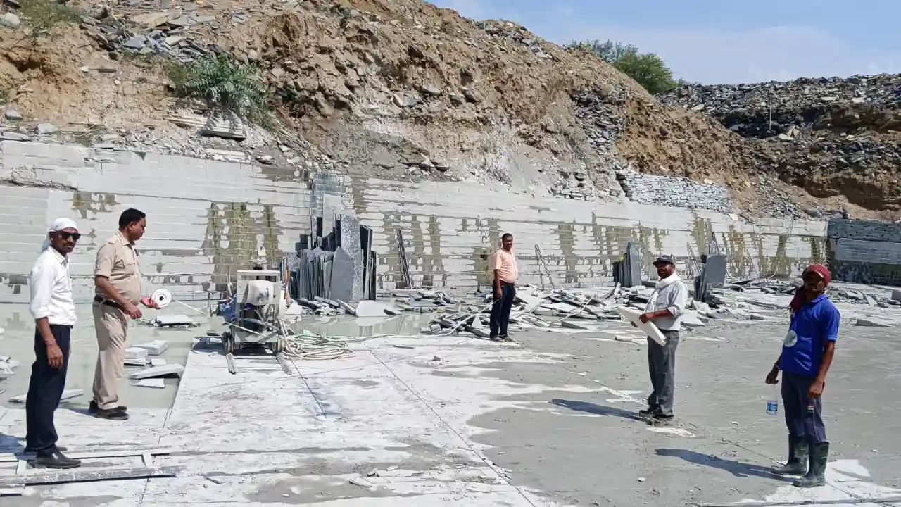 महासमुंद : घोड़ारी में अवैध उत्खननकर्ता के विरूद्ध  595 घनमी... - CG Sandesh