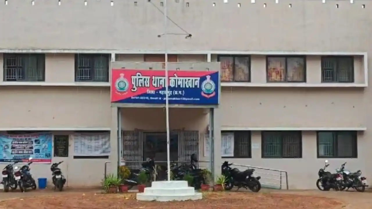 कोमाखान : शिक्षक के साथ स्कूल गेट पर मारपीट, लाठी से हमला कर... - CG Sandesh