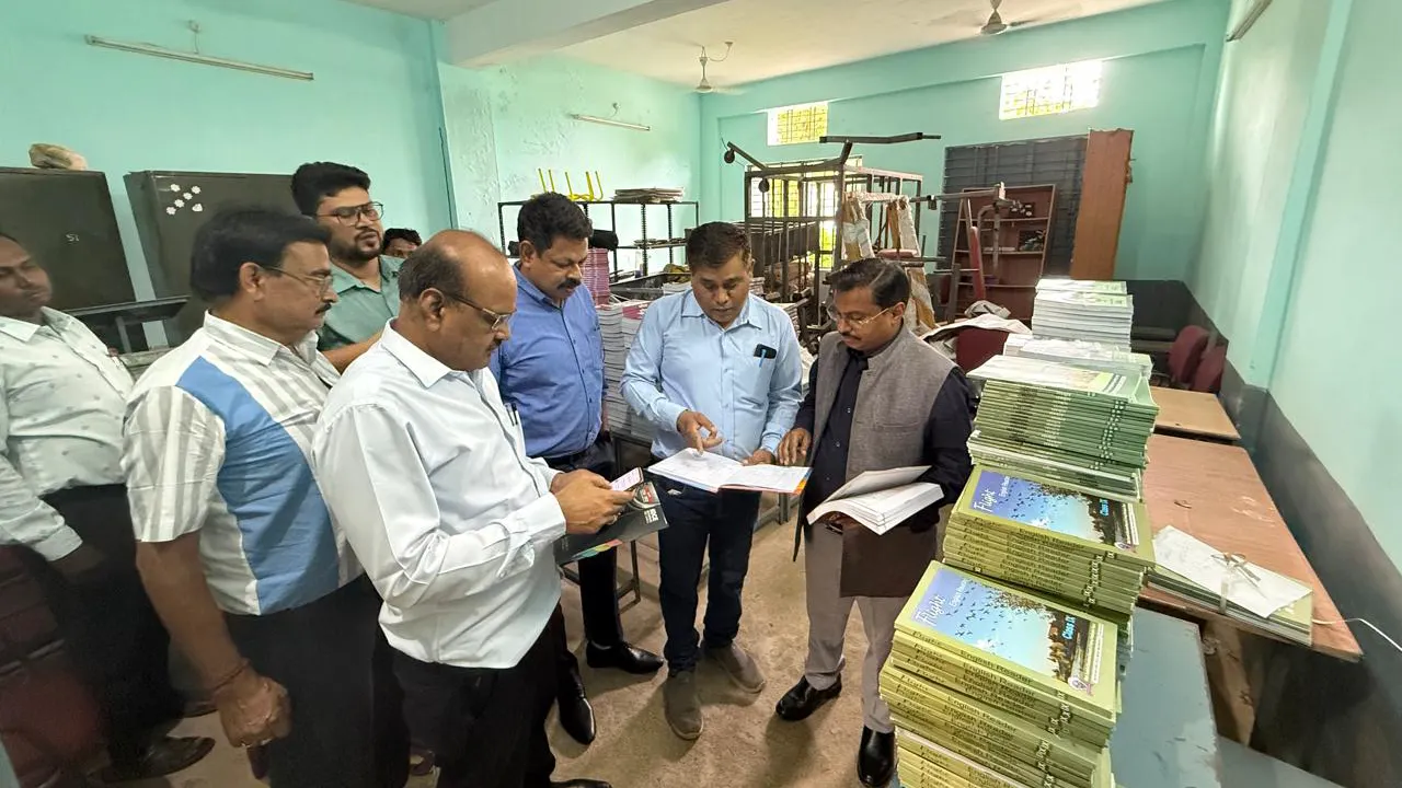 महासमुंद : संभागायुक्त महादेव कावरे ने शाला प्रवेश उत्सव पूर... - CG Sandesh