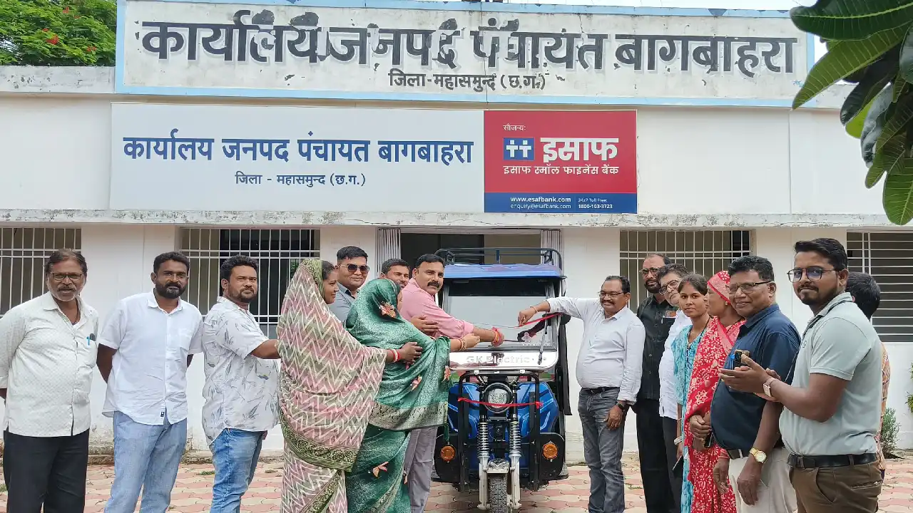 बागबाहरा : 1.70 लाख का ऋण लेकर खरीदी ई-रिक्शा, शुरू किया बच्... - CG Sandesh